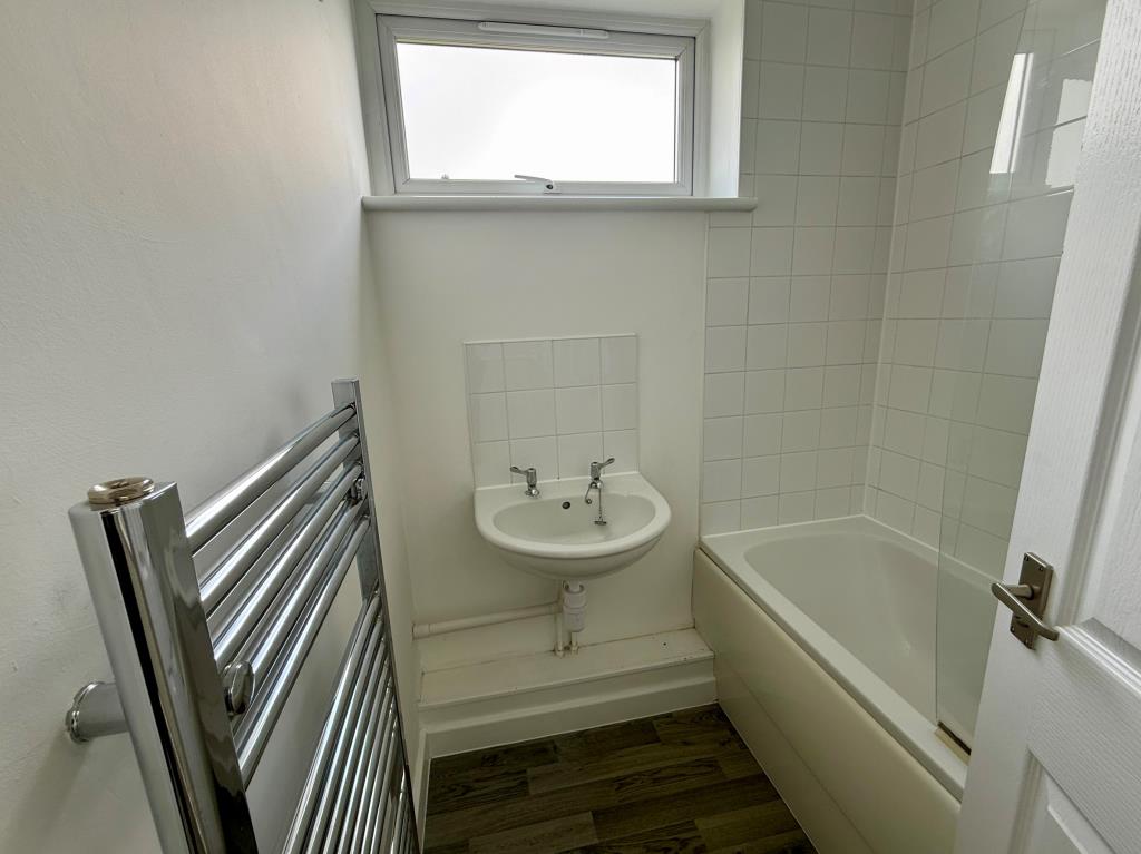 Lot: 140 - VACANT THREE-BEDROOM HOUSE - Bathroom